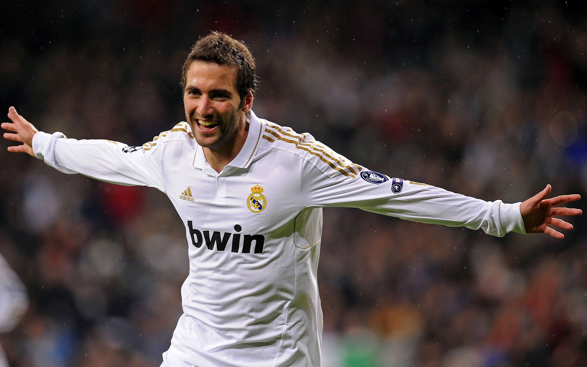 “帕布罗·马特拉：美洲狮队的防线核心，领袖风范尽显”