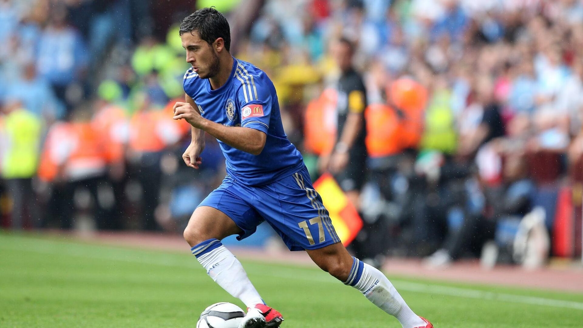 詹姆斯亲手为队友庆生氛围温馨感人，詹姆斯庆祝动作视频无水印